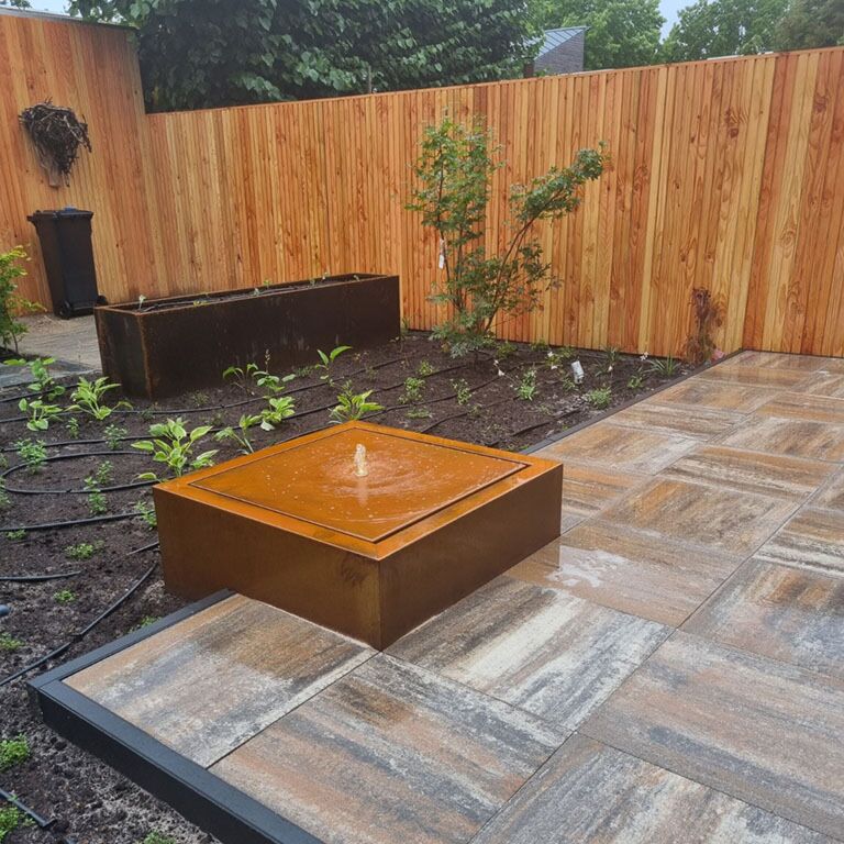 Table d'eau en acier corten 80 x 80 x 40 cm