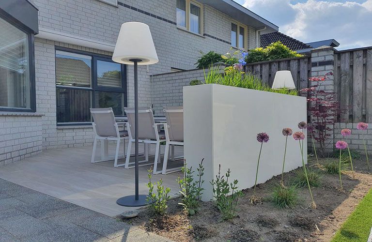Créez des coins agréables avec des jardinières pour cloisons de patio
